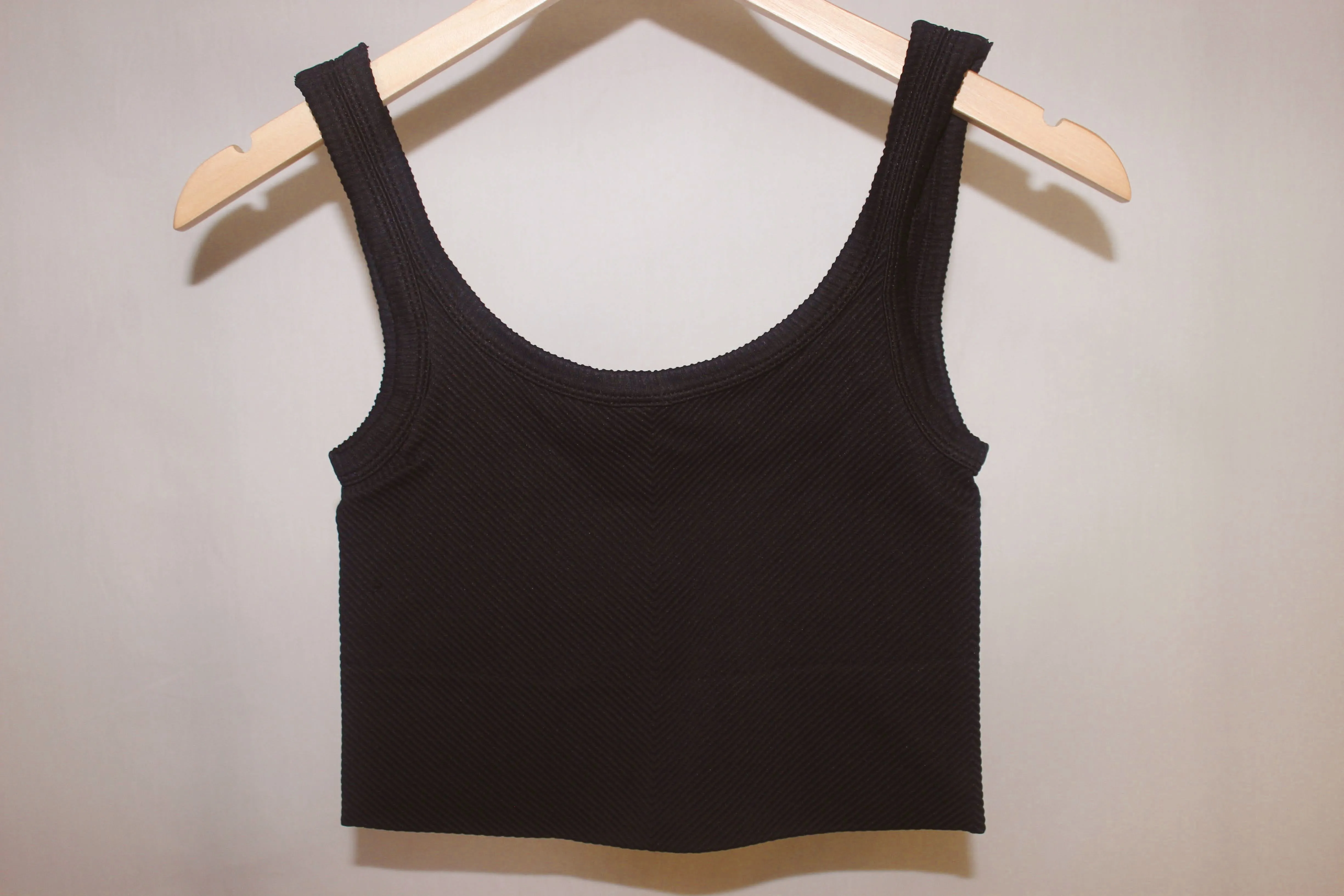 Chevron Ribbed Crop Top – Black