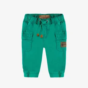 Pantalon coupe décontractée vert en twill très extensible, bébé || Green relaxed fit pant in stretch twill, baby